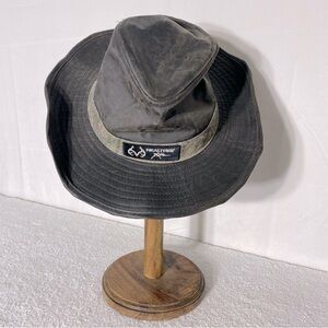 Realtree Signature Black and Camouflage Wide Brim Outdoor Hat L/XL